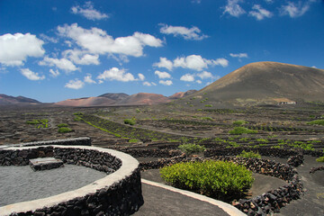 Krajobraz wulkaniczny, słoneczny dzień, La Geria, dzika przyroda i uprawa winogron, tapeta, egzotyczne tło, Lanzarote © anettastar