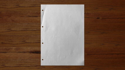 faltiges Blatt Papier auf einem dunklen Holzhintergrund