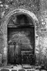 Obraz premium an old entrance door of a typical historic house in Roccamandolfi