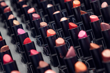 Obraz premium A diverse range of lipstick colors presented in chic black tubes within a extensive collection