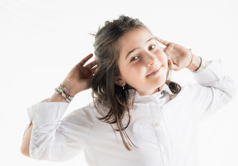 Naklejka premium Smiling 10-year-old girl with hands behind head, copy space.
