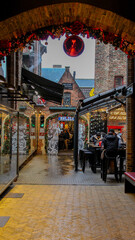 Obraz premium Festive Christmas Decorations in a European Alleyway