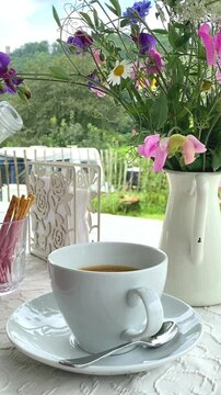 Milch in eine Tasse Kaffee gie&szlig;en