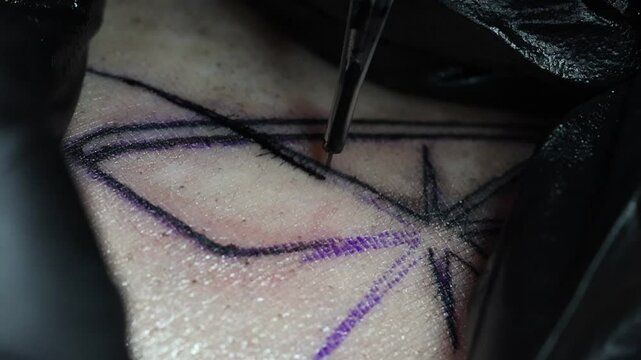 Tatuando sobre lineas del dise&ntilde;o sobre la piel