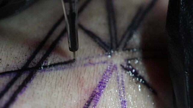 Tatuando sobre lineas del dise&ntilde;o sobre la piel