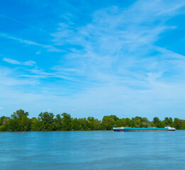 Frachtschiff auf Rhein