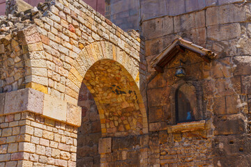Naklejka premium Old Archway And Niche In Historic Barcelona Structure