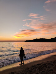 Naklejka premium silhouette of girls walking on the sea beach at sunset