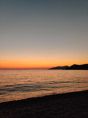 Naklejka premium beautiful dramatic landscape of sunset on the sea beach