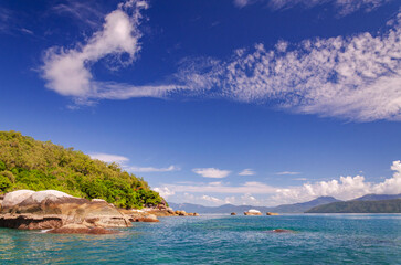 Obraz premium Picturesque tropical beach with boulders and turquoise water on Fitzroy Island. It is a continental island southeast of Cairns, Queensland, Australia.