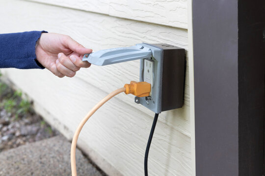 Lifting outdoor outlet cover. Outdoor electrical outlet with cover