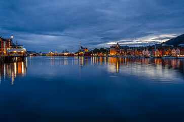 Obraz premium View of Vagen harbor and the colorful buildings of Bryggen at dusk in Bergen, Norway