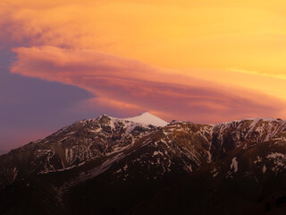 Hermoso atardecer sobre la cumbre nevada del Cerro Nahuel Pan
