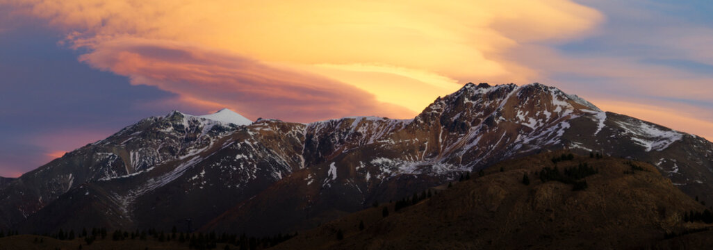 Atardecer sobre el Cerro Nahuel Pan en Esquel