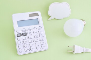 計算機とLED電球、電源プラグと吹き出し