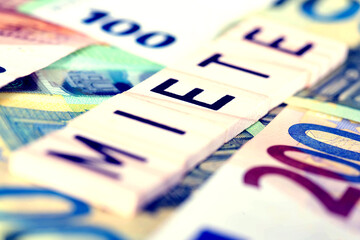 Euro Geldscheine und die Miete für eine Wohnung