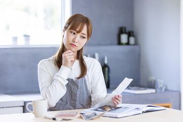 家計に悩む主婦　managing household finances