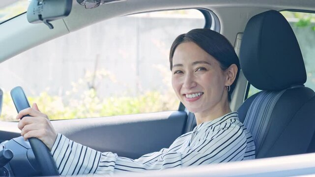 車を運転する女性