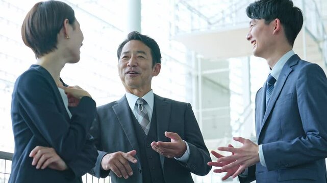 話をするビジネスマン