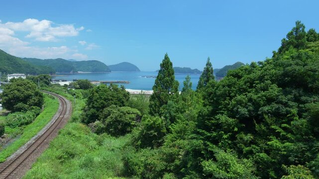 海辺を走る二両編成の特急列車　三重県紀北町　