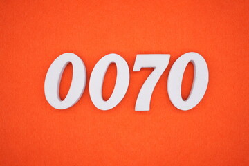 The numbers are made of white painted wood. Placed on the floor was orange paper.