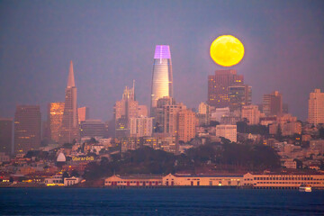 Fototapeta premium Moonrise over San Francisco City Skyline