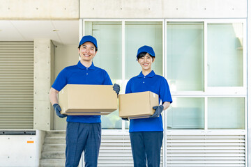 荷物を持つ作業員