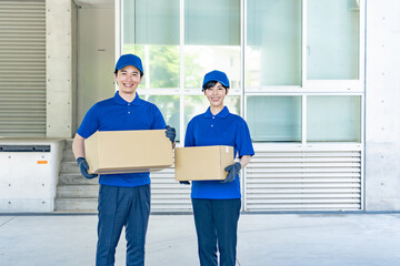 荷物を持つ作業員