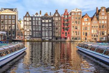 Naklejka premium Scenery of Damrak in Amsterdam, Dutch. The houses located direct on the water