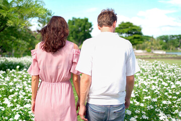 Naklejka premium Lovely white caucasian couple relaxing at park.