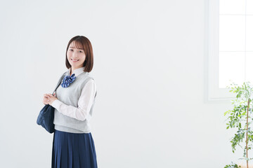 登校する女子高校生