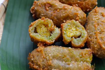 Deep-fried banana rolls with unripe rice grain