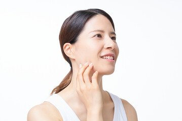 Fototapeta premium 肌の状態を確かめるタンクトップ姿の女性