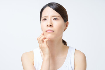 Fototapeta premium 肌トラブルに悩むタンクトップ姿の女性