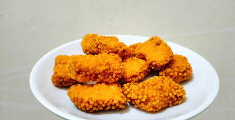 six pieces of fried chicken nuggets