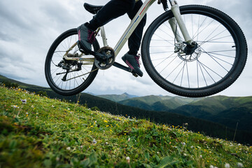 Obraz premium jumping mountain bike in the beautiful mountains