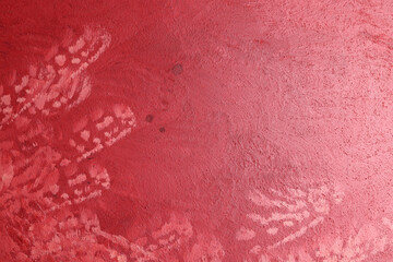 Fondo con texture materica di colore rosso cremisi, dipinta con segni casuali sulla superficie,...