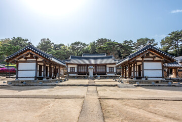 Obraz premium 유네스코 세계유산 돈암서원의 전경(정면 뷰), 충청남도 논산시에 위치-Panoramic front view of Donam Seowon, a UNESCO World Heritage Site, located in Nonsan, Chungcheongnam-do