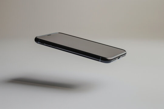 白背景に浮かんでいるスマートフォン「AI生成画像」