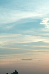 青い空と雲と太陽光