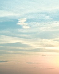 青い空と雲と太陽光