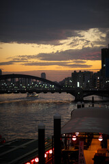 屋形船と夕焼けと橋