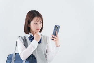 Naklejka premium スマホを使う女子高校生