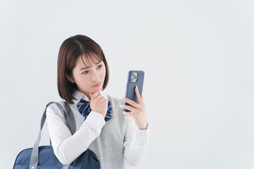 Naklejka premium スマホを使う女子高校生