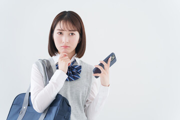 スマホを使う女子高校生