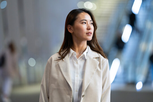 街の雑踏の中でにいる女性