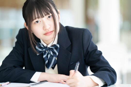 勉強をしている制服姿の女子学生