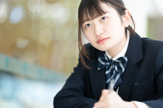 勉強をしている制服姿の女子学生