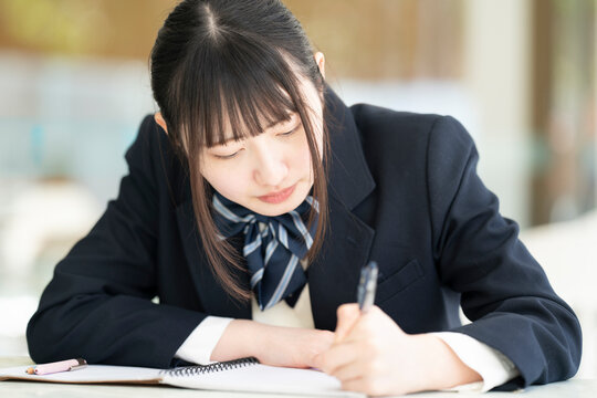 勉強をしている制服姿の女子学生