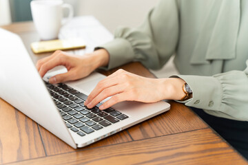 パソコンを操作している女性の手元